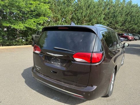 Used 2018 Chrysler Pacifica Touring-L FWD image 3