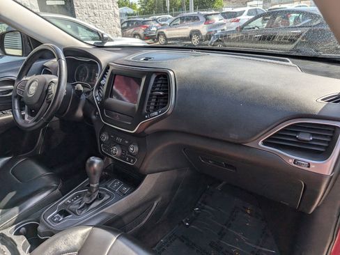 Used 2019 Jeep Cherokee Latitude Plus w/ Comfort/Convenience Group FWD image 13
