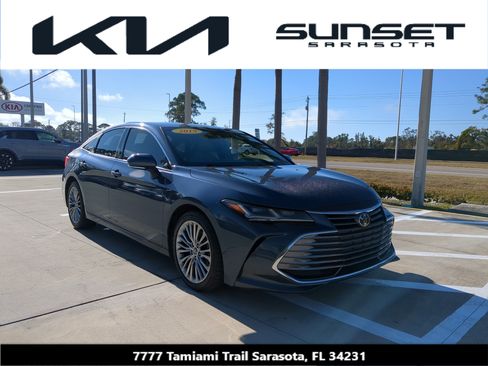 Used 2019 Toyota Avalon Limited image 1