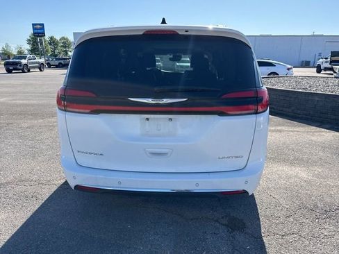 Used 2023 Chrysler Pacifica Limited FWD image 11