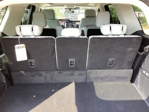 New 2025 Ford Expedition Platinum image 13