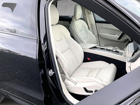 Certified 2023 Volvo XC60 B5 Ultimate w/ Climate Package image 28