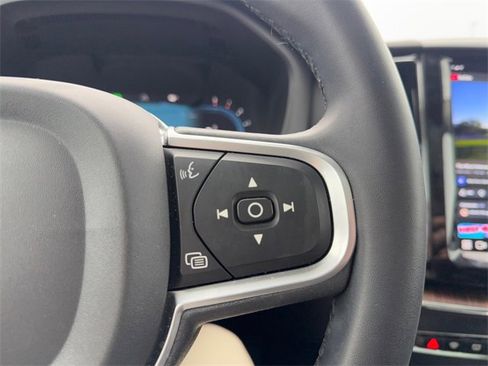 Used 2022 Volvo XC60 B5 Momentum image 19