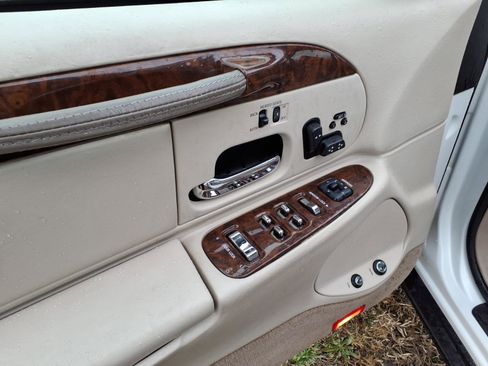 Used 2001 Lincoln Town Car Cartier image 7