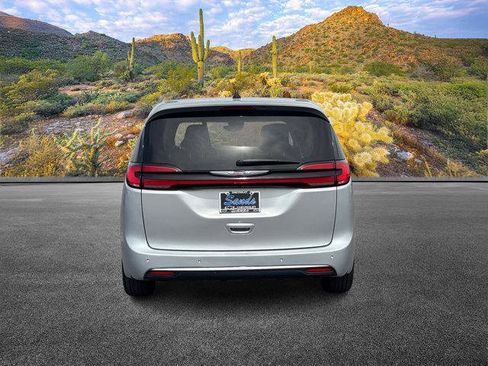 Used 2023 Chrysler Pacifica Touring-L FWD image 6