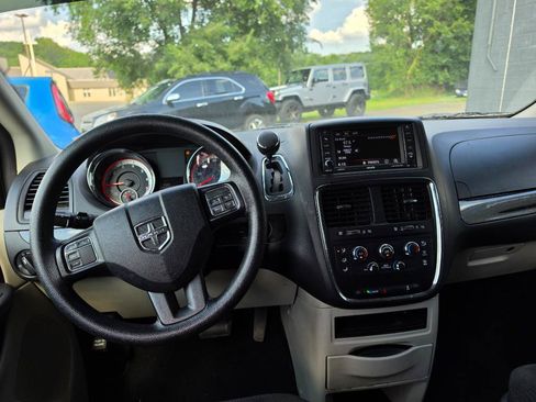 Used 2019 Dodge Grand Caravan SE w/ UConnect Hands-Free Group FWD image 13