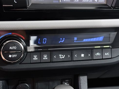 Used 2016 Toyota Corolla LE FWD image 29