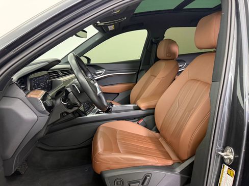 Used 2022 Audi e-tron Premium w/ Convenience Plus Package image 5