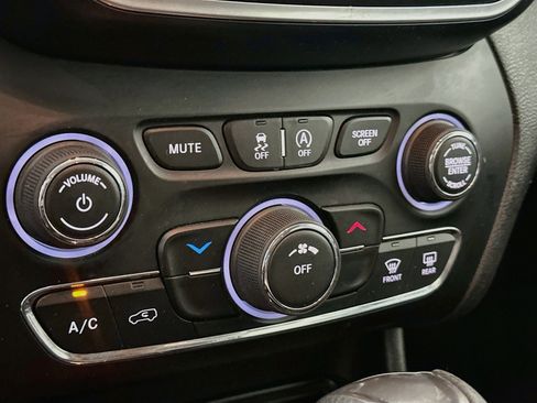 Used 2019 Jeep Cherokee Latitude w/ Popular Appearance Group FWD image 22