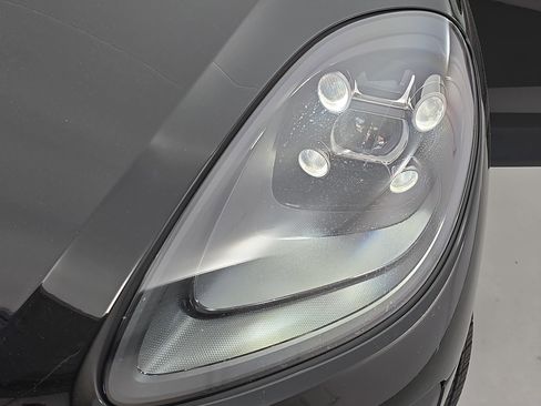 Used 2020 Porsche Macan AWD/4WD image 32