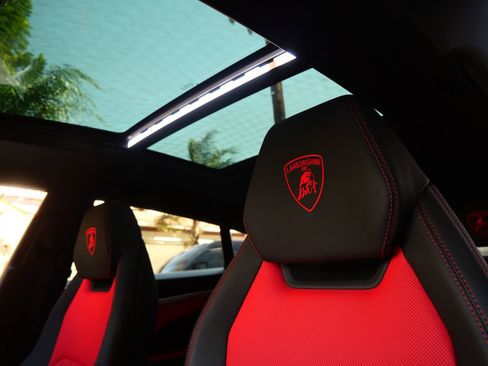 Used 2022 Lamborghini Urus image 19