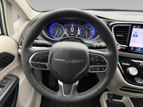 Used 2024 Chrysler Pacifica Touring-L image 12