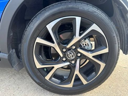 Used 2019 Toyota C-HR XLE FWD image 6