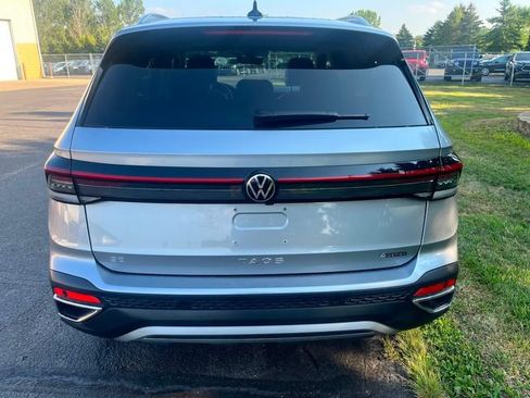 Used 2025 Volkswagen Taos SE AWD/4WD image 3