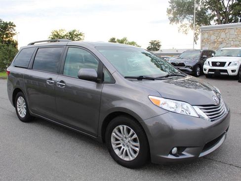 Used 2017 Toyota Sienna XLE w/ XLE Navigation Package FWD image 9