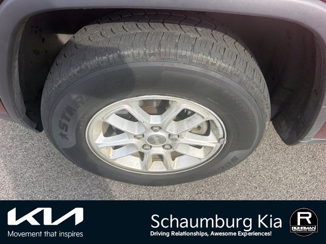 Used 2018 Jeep Grand Cherokee Laredo AWD/4WD image 3
