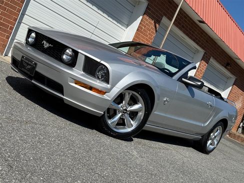 Used 2009 Ford Mustang GT RWD image 8