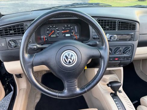 Used 2002 Volkswagen Cabrio GLX image 11