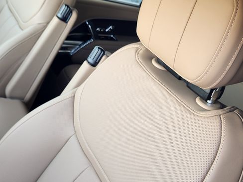 New 2026 Land Rover Range Rover Long Wheelbase SE image 14