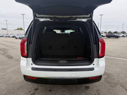 Used 2024 GMC Yukon SLT w/ SLT Premium Package AWD/4WD image 13