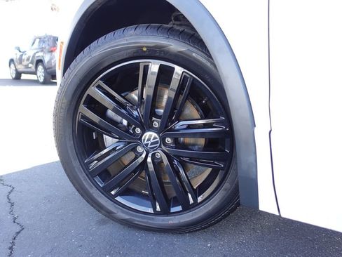 Used 2022 Volkswagen Tiguan SE R-Line image 10