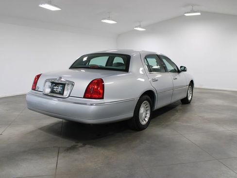 Used 2002 Lincoln Town Car Executive image 9