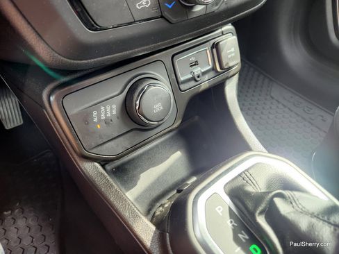 Used 2023 Jeep Renegade Latitude w/ Premium Group image 37