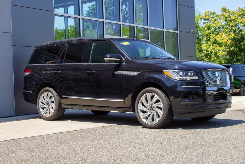 Used 2024 Lincoln Navigator Reserve AWD/4WD image 3