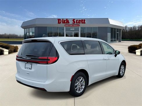 New 2026 Chrysler Pacifica Select image 4