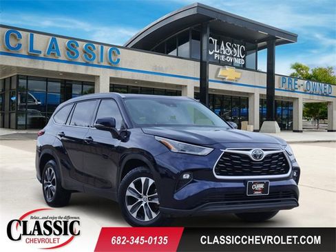 Used 2021 Toyota Highlander XLE FWD image 1
