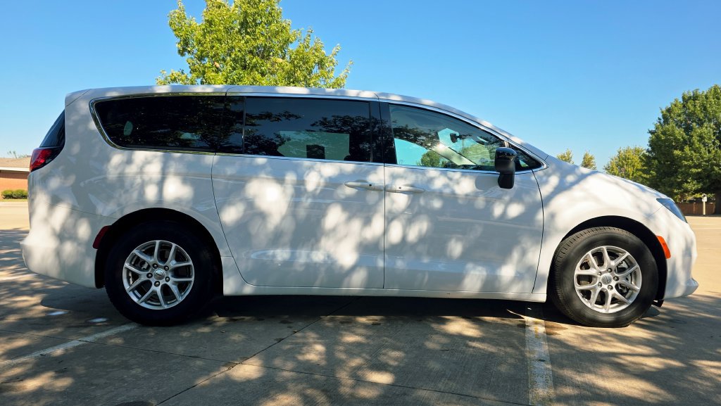 Used 2024 Chrysler Voyager LX FWD image 23