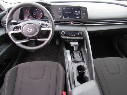 Used 2022 Hyundai Elantra SEL image 9