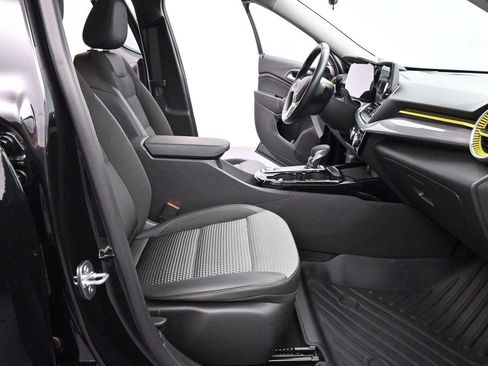 Used 2024 Chevrolet Trax LT w/ Sunroof Package FWD image 29