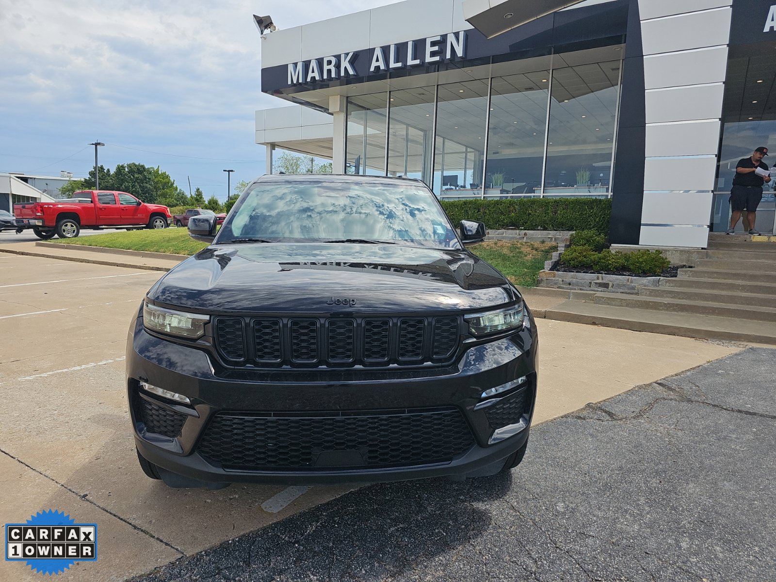 Used 2023 Jeep Grand Cherokee Limited w/ Black Appearance Package AWD/4WD image 9