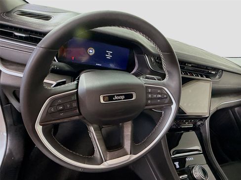 Used 2023 Jeep Grand Cherokee Limited w/ Luxury Tech Group II AWD/4WD image 5