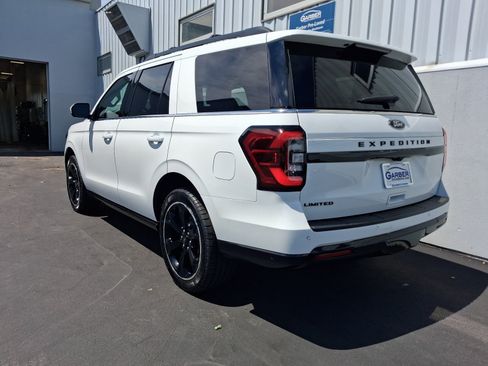 Used 2022 Ford Expedition Limited AWD/4WD image 3