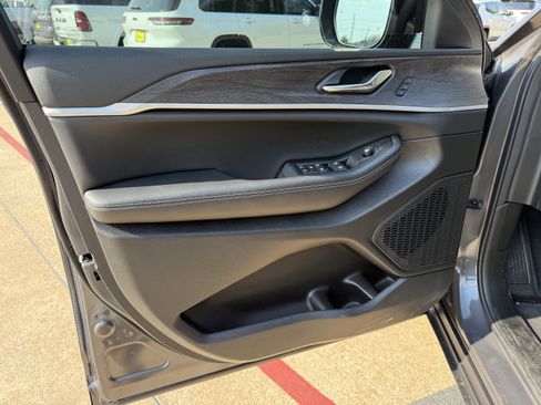 New 2025 Jeep Grand Cherokee Limited w/ Black Appearance Package image 12