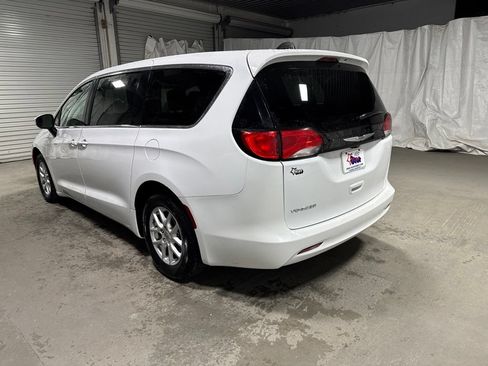 Used 2022 Chrysler Voyager LX FWD image 5