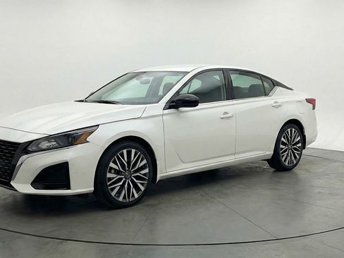 Used 2025 Nissan Altima 2.5 SV image 3