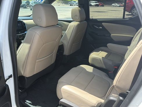 Used 2023 Chevrolet Traverse LT w/ LT Premium Package AWD/4WD image 15