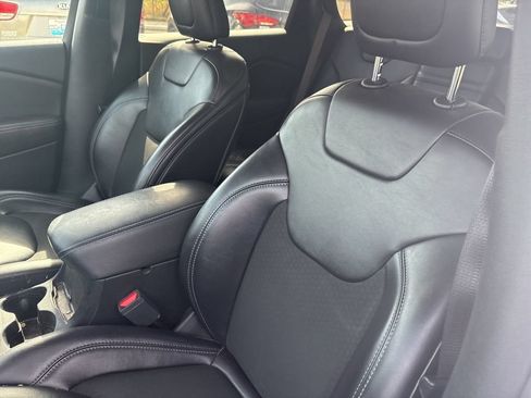 Used 2019 Jeep Cherokee Latitude Plus w/ Cold Weather Group AWD/4WD image 10