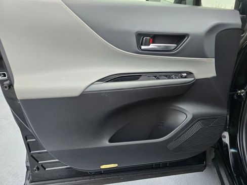 Used 2022 Toyota Venza LE image 22