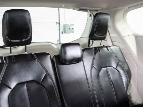 Used 2023 Chrysler Pacifica Touring-L FWD image 29