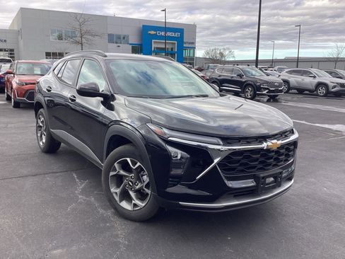 Used 2025 Chevrolet Trax LT w/ LT Convenience Package image 7