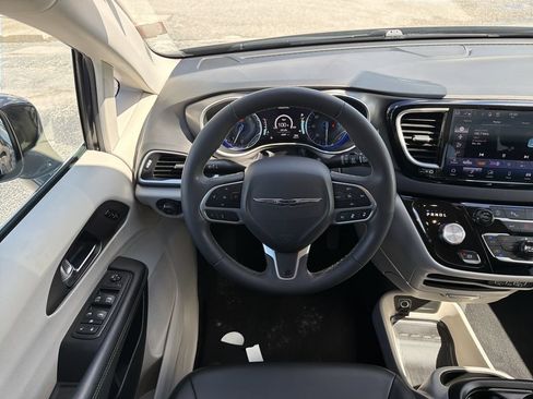Used 2024 Chrysler Pacifica Touring-L FWD image 15