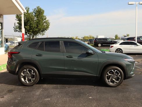 Used 2025 Chevrolet Trax LT w/ Sunroof Package FWD image 4