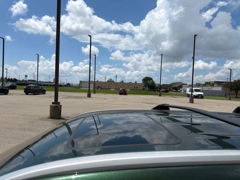 Used 2025 Toyota Highlander XLE AWD/4WD image 4