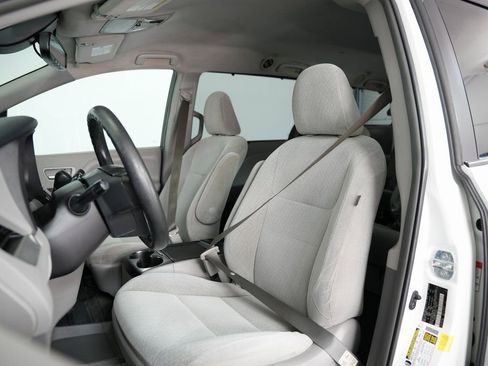 Used 2018 Toyota Sienna LE w/ Carpet Mat Package image 41