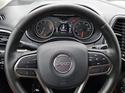 Used 2019 Jeep Cherokee Latitude Plus w/ Comfort/Convenience Group AWD/4WD image 18