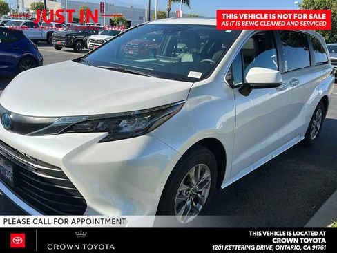 Certified 2025 Toyota Sienna XLE FWD image 1